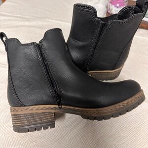 Maurice’s black boots size 7.5